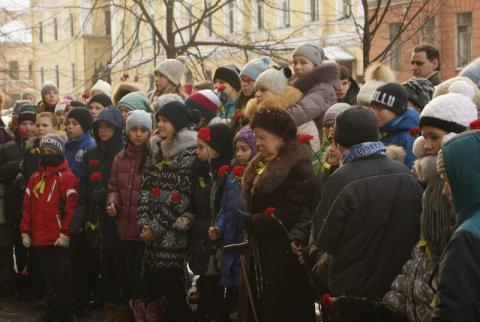Митинг у дома Тани Савичевой